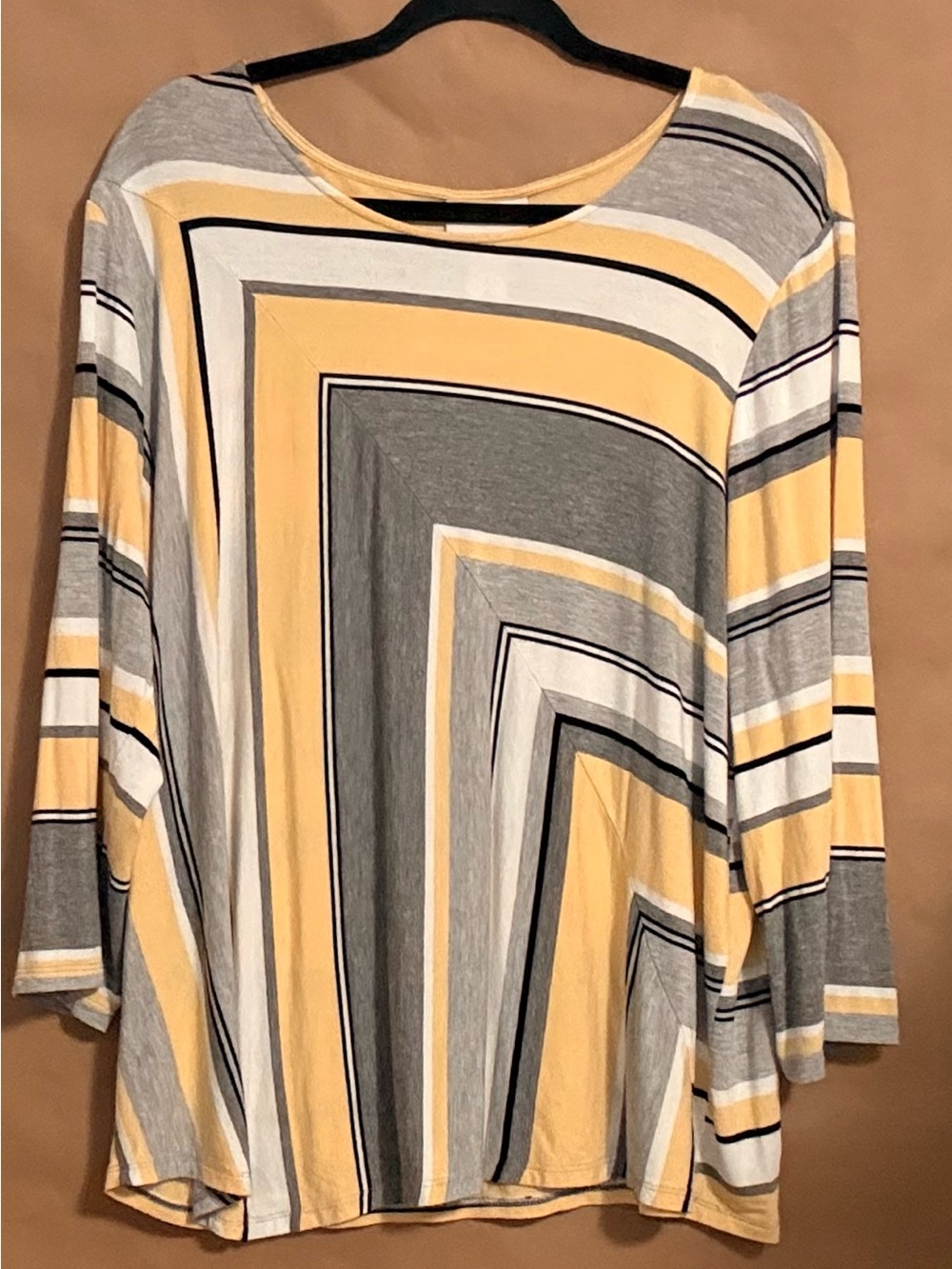 Alfred Dunner Woman 1X Yellow Grey Spliced Chevron Striped 3/4 Sleeve Knit Top